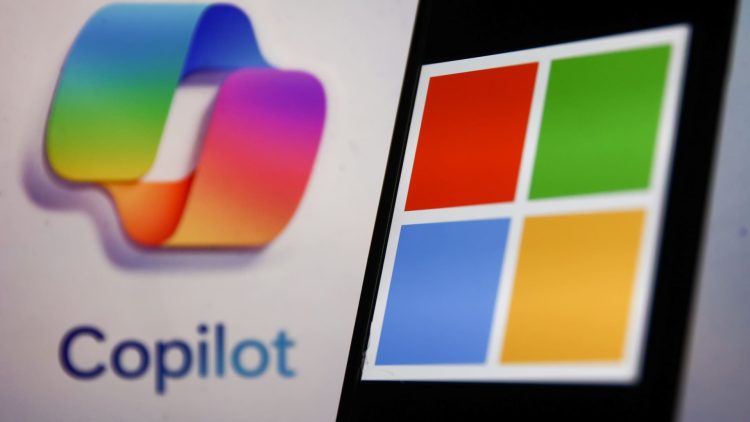 نمایش لوگوی مایکروسافت (چهار رنگ) در کنار لوگوی جدید Microsoft Copilot که نشان‌دهنده ادغام هوش مصنوعی در اکوسیستم ویندوز و آفیس است