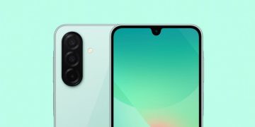 رندر تبلیغاتی از یک گوشی هوشمند سامسونگ با بدنه سبز روشن که نمای جلو و پشت دستگاه را همزمان نشان میدهد. در بخش پشتی، ماژول دوربین عمودی با چند لنز و فلش LED دیده میشود و در نمای جلو، نمایشگر با ناچ قطرهای و والپیپر گرادیانی سبز–آبی قرار دارد. تصویر بر طراحی بدنه، چیدمان دوربین و ظاهر نمایشگر تمرکز دارد.