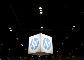 لوگوی معلق HP به شکل مکعب نورانی در فضای نمایشگاهی بزرگ با نورپردازی سقفی، مناسب رویدادهای فناوری و نمایشگاه‌های سخت‌افزار