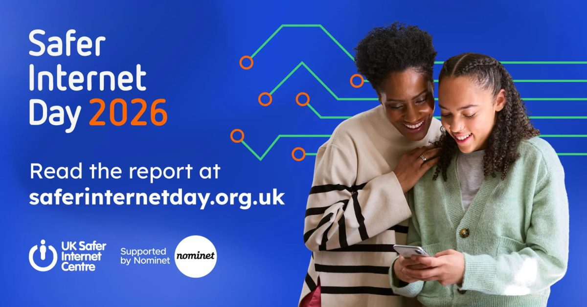 پوستر رسمی Safer Internet Day 2026 با پس‌زمینه آبی، نمایش دو کاربر در حال استفاده مشترک از تلفن هوشمند، همراه با المان‌های گرافیکی مسیرهای دیجیتال و پیام «Read the report at saferinternetday.org.uk»؛ با لوگوی UK Safer Internet Centre و Nominet.