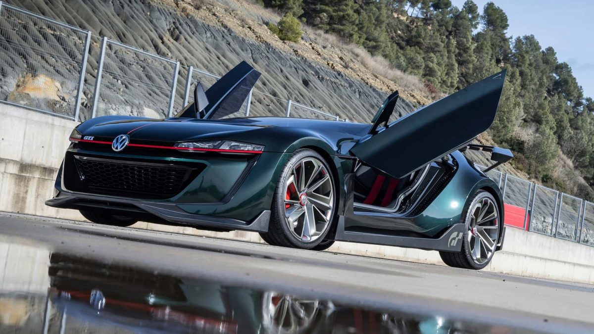 نمای جلوی گلف GTI رودستر با درهای بازشونده عمودی، رینگهای ۲۰ اینچی و صندلیهای قرمز داخل کابین