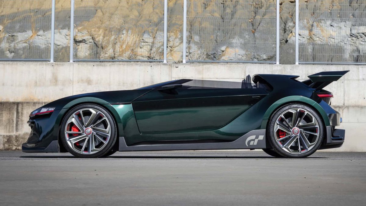 نمای جانبی کامل گلف GTI رودستر با بدنه سبز تیره