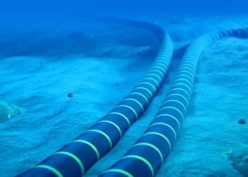 نمای زیر آب از دو کابل ارتباطی زیردریایی که روی بستر اقیانوس کشیده شده‌اند و انتقال داده‌های بین‌قاره‌ای را نشان می‌دهند