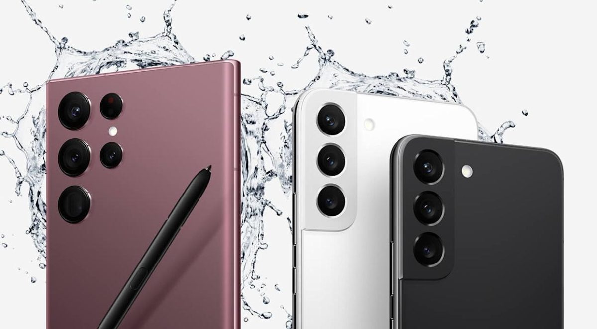 نمای پشت گوشی‌های پرچمدار سامسونگ با ماژول دوربین چندگانه و قلم S Pen، در پس‌زمینه‌ای با افکت پاشش آب، تأکید بر طراحی حرفه‌ای و مقاومت بدنه