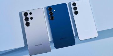 تصویر رسمی مدلهای Samsung Galaxy S26، Galaxy S26 Plus و Galaxy S26 Ultra در رنگهای نقرهای، آبی و سفید؛ نمایش طراحی پشتی و چیدمان دوربینهای سهگانه و چهارگانه در سری گلکسی S26