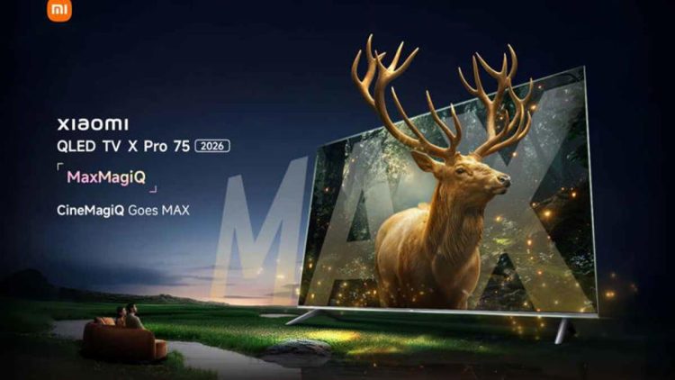 تصویر تبلیغاتی از Xiaomi QLED TV X Pro 75 (مدل 2026) که یک گوزن با شاخ‌های بزرگ را با جزئیات بسیار بالا روی صفحه نمایش نشان می‌دهد. در سمت چپ تصویر، نام محصول و قابلیت‌های MaxMagIQ و CineMagicQ Goes MAX درج شده‌اند. ترکیب نورپردازی، کنتراست عمیق و رنگ‌های دقیق، بر قدرت پردازش تصویر، فناوری QLED و تجربه سینمای خانگی پیشرفته تأکید دارد.