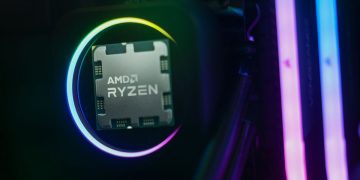 نمای نزدیک از پردازنده AMD Ryzen نصب شده روی سیستم با نورپردازی رنگی دایره‌ای.