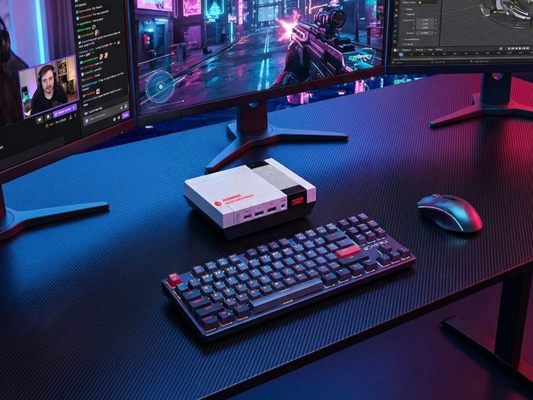 نمای یک میز کار با کیبورد مکانیکی و مینی پی‌سی Acemagic Retro X5 با طراحی کلاسیک شبیه به کنسول‌های قدیمی در مرکز میز.