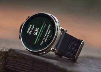 ساعت هوشمند بر روی یک سطح سنگی که وضعیت باتری (۸۰ درصد) و بخش Battery Manager را نشان می‌دهد.