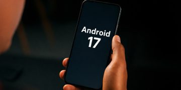 دستی که یک گوشی هوشمند با عبارت "Android 17" روی صفحه را نگه داشته است.