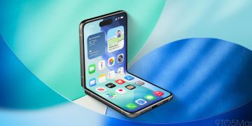 رندر مفهومی از یک گوشی آیفون تاشو (iPhone Flip) با رنگ آبی در حالت نیمه‌باز.