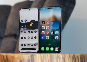 مقایسه نمای روبروی یک گوشی اندرویدی با آیکونهای تکرنگ در کنار یک آیفون با ویجتها و آیکونهای رنگی روی یک تنه درخت.