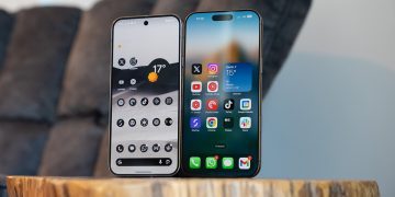 مقایسه نمای روبروی یک گوشی اندرویدی با آیکون‌های تک‌رنگ در کنار یک آیفون با ویجت‌ها و آیکون‌های رنگی روی یک تنه درخت.