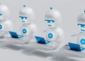 تصویری گرافیکی از چهار ربات سفید کوچک شبیه به هم که به ردیف پشت میز نشسته و با لپ‌تاپ‌های آبی کار می‌کنند.