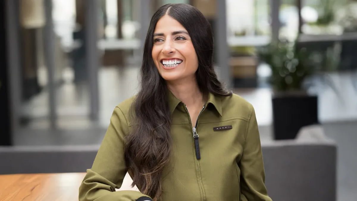 آشا شارما در فضای کاری مدرن با طراحی مینیمال، نمادی از محیط حرفه‌ای شرکت‌های فناوری و تمرکز بر نوآوری در صنعت بازی و سرگرمی دیجیتال