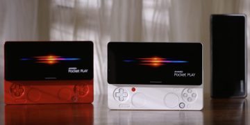 دو کنسول بازی دستی Ayaneo Pocket Play در رنگ‌های قرمز و سفید روی میز.