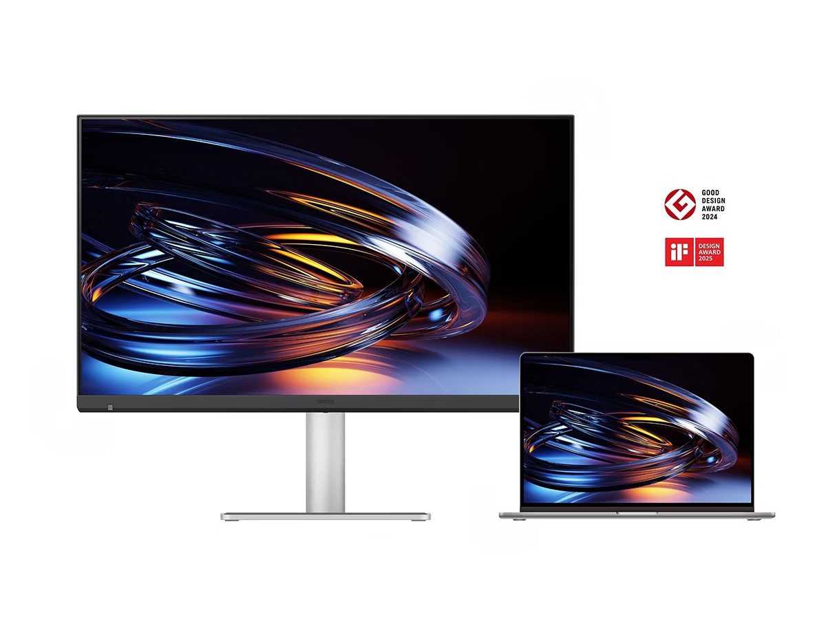 مانیتور BenQ MA270S در کنار یک لپ‌تاپ با والپیپر مشابه و نشان جوایز طراحی.