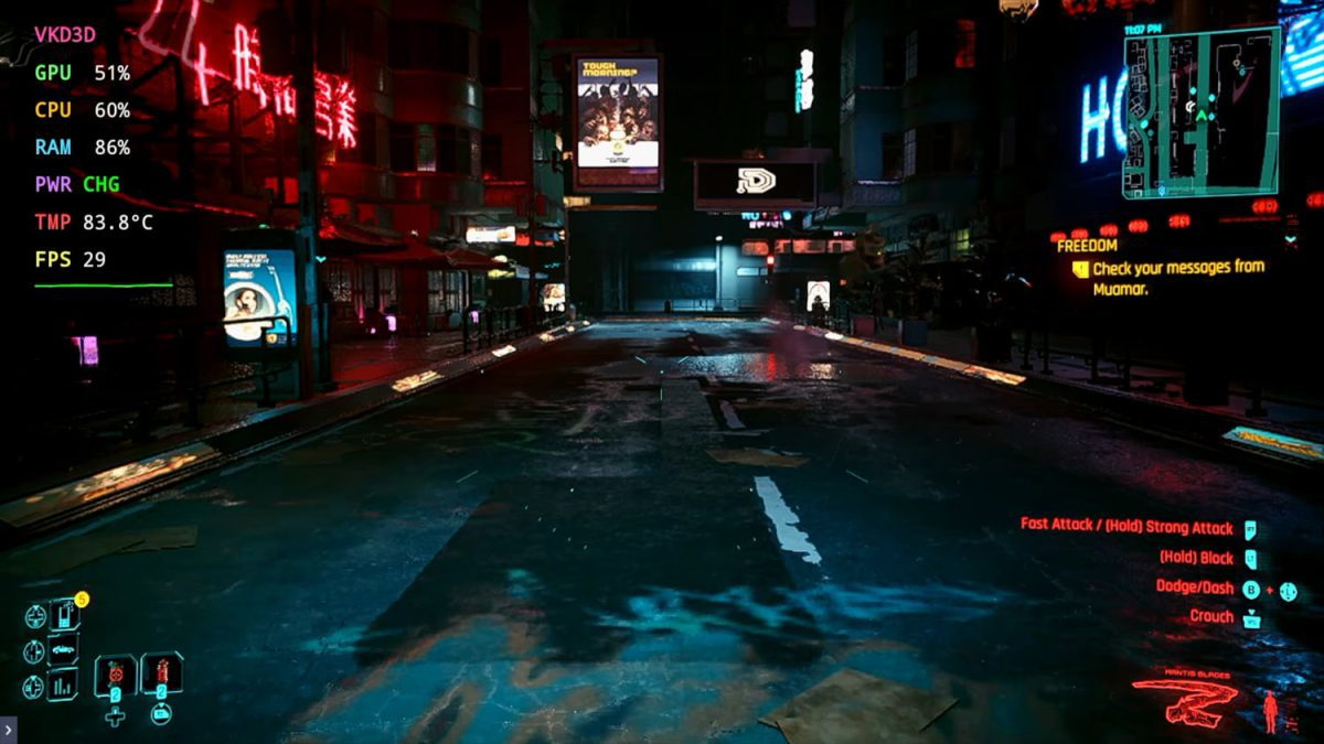 اسکرین‌شات درون‌بازی از Cyberpunk 2077 که خیابان خیس و نئونی Night City را نمایش می‌دهد. در گوشه تصویر، اطلاعات فنی امولیشن شامل VKD3D، مصرف GPU، CPU، RAM، دمای سیستم (83.8°C) و نرخ فریم 29 FPS درج شده که عملکرد بازی روی گوشی اندرویدی را نشان می‌دهد.
