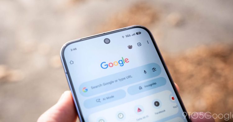 نمای بالای یک گوشی هوشمند که صفحه اصلی گوگل کروم را نشان می‌دهد.