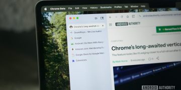 نمای نزدیک از گوشه مانیتور یک لپ‌تاپ که ویژگی جدید تب‌های عمودی (Vertical Tabs) در مرورگر کروم را نشان می‌دهد.