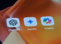 آیکون اپلیکیشن‌های ChatGPT، Gemini و Copilot در کنار هم روی صفحه نمایش موبایل یا تبلت.