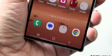 نمای نزدیک از پایین صفحه نمایش یک گوشی سامسونگ گلکسی که آیکون‌های برنامه‌ها و نوار ناوبری را نشان می‌دهد.