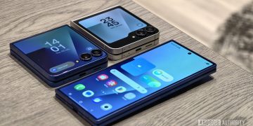 سه گوشی تاشوی سامسونگ شامل دو مدل Galaxy Z Flip و یک مدل Galaxy Z Fold با صفحه عریض روی میز.