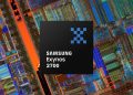تصویر گرافیکی از تراشه Samsung Exynos 2700 که روی پسزمینهای از نمای نزدیک ویفر سیلیکونی و الگوهای مدار مجتمع قرار گرفته است. لوگوی Exynos بهصورت مینیمال در مرکز دیده میشود و رنگبندی متالیک و نورپردازی فنی، بر ماهیت نیمههادی و طراحی پیشرفته SoC تأکید دارد.
