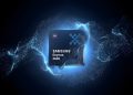 تصویر تبلیغاتی و مفهومی از تراشه Exynos 2600 سامسونگ با درخششی آبی‌رنگ در پس‌زمینه تاریک. ذرات نور و جلوه‌های گرافیکی به‌صورت موج‌دار در اطراف تراشه پخش شده‌اند تا قدرت گرافیکی و معماری پردازشی پیشرفته را نمایش دهند. لوگوی 5G روی تراشه و نور مرکزی آن، حس انرژی و فناوری سطح بالا را منتقل می‌کند.