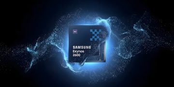 تصویر تبلیغاتی و مفهومی از تراشه Exynos 2600 سامسونگ با درخششی آبی‌رنگ در پس‌زمینه تاریک. ذرات نور و جلوه‌های گرافیکی به‌صورت موج‌دار در اطراف تراشه پخش شده‌اند تا قدرت گرافیکی و معماری پردازشی پیشرفته را نمایش دهند. لوگوی 5G روی تراشه و نور مرکزی آن، حس انرژی و فناوری سطح بالا را منتقل می‌کند.