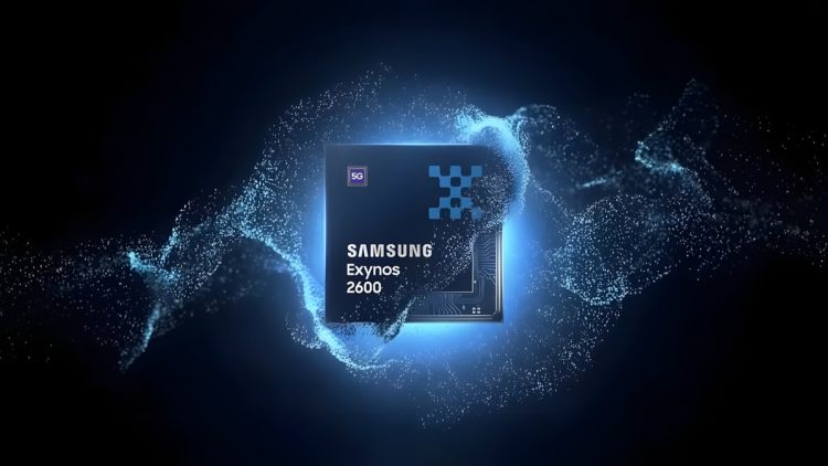 تصویر تبلیغاتی و مفهومی از تراشه Exynos 2600 سامسونگ با درخششی آبی‌رنگ در پس‌زمینه تاریک. ذرات نور و جلوه‌های گرافیکی به‌صورت موج‌دار در اطراف تراشه پخش شده‌اند تا قدرت گرافیکی و معماری پردازشی پیشرفته را نمایش دهند. لوگوی 5G روی تراشه و نور مرکزی آن، حس انرژی و فناوری سطح بالا را منتقل می‌کند.