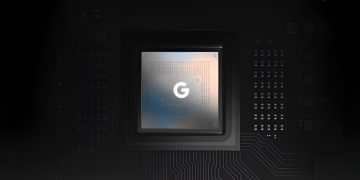 نمای نزدیک از پردازنده گوگل با لوگوی G روی برد الکترونیکی تیره.