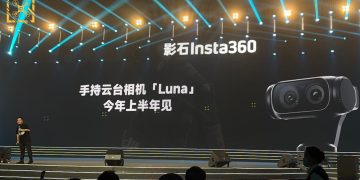 صحنه یک کنفرانس با نوشته Insta360 و معرفی دوربین دستی «Luna» به زبان چینی بر روی مانیتور بزرگ.