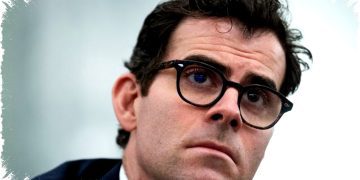 نمای نزدیک از چهره آدام موسری، مدیر اینستاگرام، با عینک تیره و حالتی متفکر.