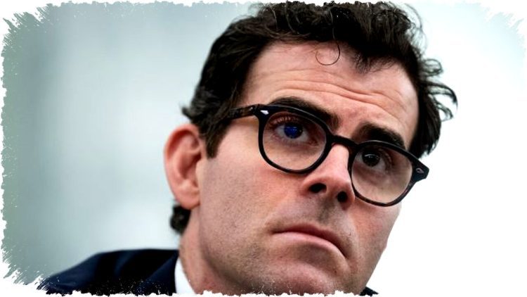 نمای نزدیک از چهره آدام موسری، مدیر اینستاگرام، با عینک تیره و حالتی متفکر.