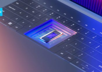 نمای نزدیک از کیبورد یک لپ‌تاپ که یک پردازنده اینتل در مرکز آن قرار گرفته و نورپردازی آبی و بنفش دارد.