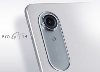 نمای نزدیک از ماژول دوربین پشتی تبلت Lenovo Xiaoxin Pro GT 13 با لنز ۱۳ مگاپیکسلی و بدنه فلزی نقره‌ای.