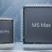 دو تراشه پردازنده در کنار هم با برچسب‌های "M5 Pro" و "M5 Max".
