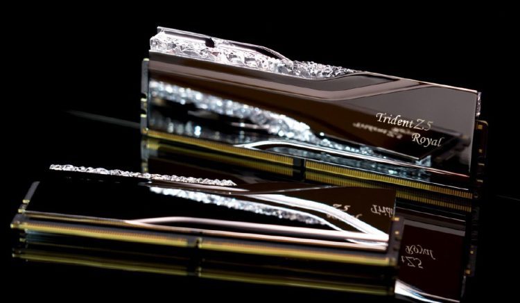 دو ماژول رم G.Skill Trident Z5 Royal با بدنه براق و تزیینات کریستالی.