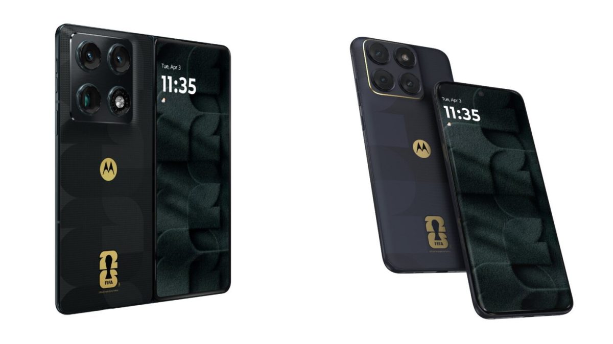 دو گوشی تاشوی Motorola Razr در نسخه ویژه FIFA؛ یکی در حالت باز و دیگری نیمهباز، با بدنه مشکی مات و لوگوی طلایی Motorola و FIFA روی قاب پشتی. ماژول دوربین مربعی با چهار لنز در گوشه بالا دیده میشود و نمایشگر داخلی ساعت 11:35 را نشان میدهد