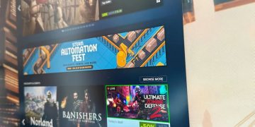 نمایی از رابط کاربری فروشگاه Steam روی نمایشگر، با بنر رویداد Steam Automation Fest در بالای صفحه و کارت‌های بازی مختلف در بخش پیشنهادها، شامل تخفیف‌ها و عناوین ویژه با طراحی گرافیکی صنعتی.