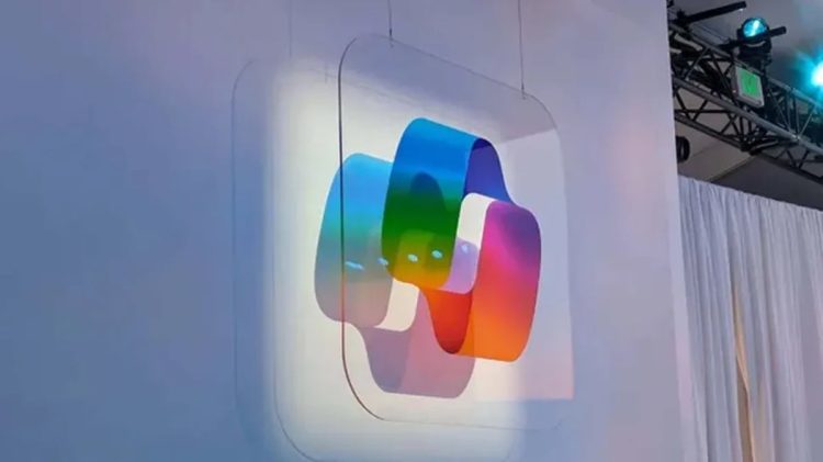 نمایش لوگوی رنگارنگ Copilot مایکروسافت روی دیوار سالن رویداد فناوری