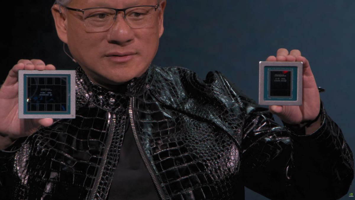 نمای نزدیک از دو تراشه گرافیکی NVIDIA در قاب فلزی مربعی شکل که در دو دست نگه‌داشته شده‌اند. طراحی تراشه‌ها شامل شبکه‌های مدار سیلیکونی و لایه‌های خنک‌کننده داخلی است. تصویر به معرفی معماری جدید NVIDIA Vera Rubin Superchip اشاره دارد که برای پردازش‌های هوش مصنوعی مقیاس بالا توسعه یافته است.