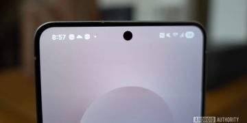 «نمای نزدیک از بخش بالای صفحه نمایش یک گوشی هوشمند که دوربین سلفی حفره‌ای (Punch-hole) را نشان می‌دهد.»