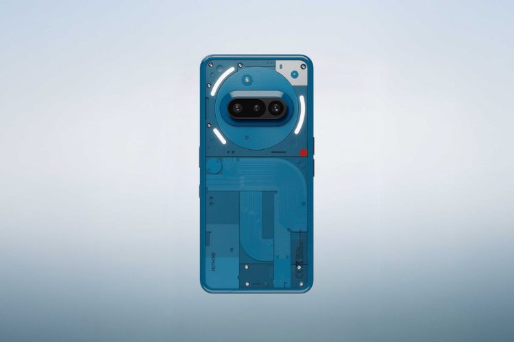 نمای پشت گوشی Nothing Phone (4a) به رنگ آبی با طراحی شفاف و ماژول دوربین افقی.