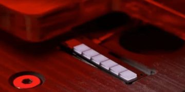 نمای نزدیک از قطعات داخلی گوشی Nothing Phone (4a) که ردیفی از ۵ مینی‌ال‌ای‌دی (mini-LED) روشن را نشان می‌دهد.