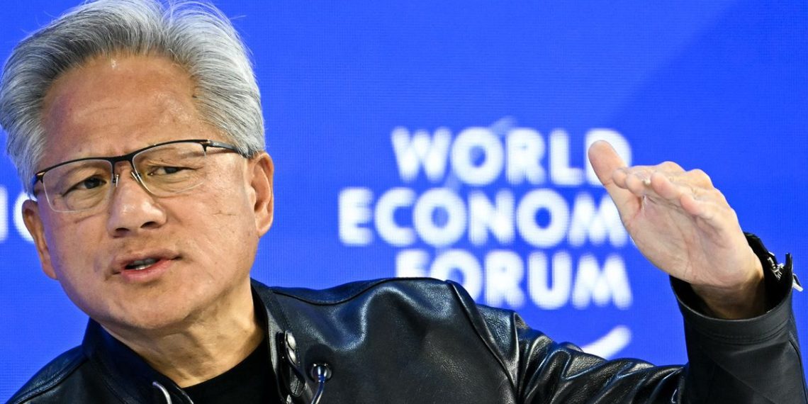 تصویر نزدیک از جنسی هوانگ، مدیرعامل انویدیا، در حال صحبت و ژست گرفتن با دست در کنفرانس مجمع جهانی اقتصاد.