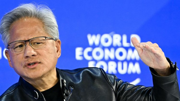 تصویر نزدیک از جنسی هوانگ، مدیرعامل انویدیا، در حال صحبت و ژست گرفتن با دست در کنفرانس مجمع جهانی اقتصاد.