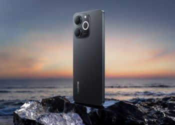 نمای پشتی گوشی Realme با طراحی مینیمال و ماژول دوربین دوگانه، قرارگرفته روی صخره در پس‌زمینه ساحل هنگام غروب