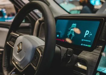 نمای نزدیک از فرمان و نمایشگرهای دیجیتال داشبورد یک خودروی ریویان.